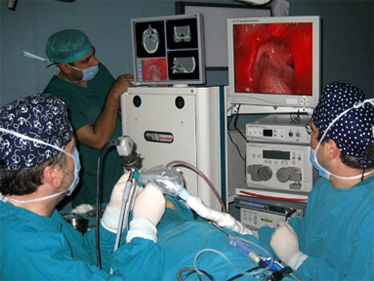 Η διάταξη για την ενδοσκοπική χειρουργική. Ο χειρουργός χειρουργεί μέσω της δεξιάς οθόνης, ενώ η αριστερή προβάλλει το εργαλείο του μέσα στην αξονική τομογραφία του ασθενούς (Navigation)
